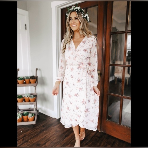 Everly Dresses & Skirts - Nordstrom Everly Metallic Floral Wrap Midi
Dress Size Small EUC